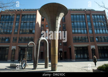 Il Erich Schulze fontana, una tuba stilizzata dall'artista Albert Hien, sorge di fronte all'ufficio di ZPU (Centro per la copia privata dei diritti) e GEMA (Società per l'esecuzione musicale e diritti di riproduzione meccanica) a Monaco di Baviera, Germania, il 25 febbraio 2014. Secondo Spiegel Online relazioni su 24 Febbraio, ZPU minaccia tutti rinomati produttori di telefoni cellulari con una denuncia in una Tassa sul copyright per smartphone, con cui ZPU intende indennizzare il tedesco delle società di gestione collettiva, come Gema o VG Wort, per 'copie private' di contenuti su telefoni cellulari. Foto: Peter Kneffel/dpa Foto Stock