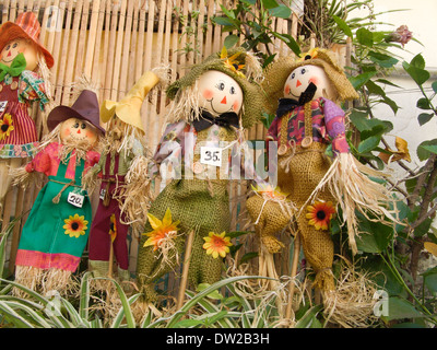 Scarecrows fatti a mano per la vendita Foto Stock