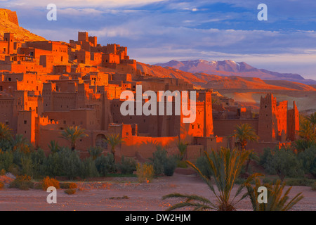 Ait Benhaddou Kasbah all'alba, Marocco, Alto Atlante, ksar Ait Benhaddou, provincia di Ouarzazate, Souss-Massa-regione Draâ, Foto Stock