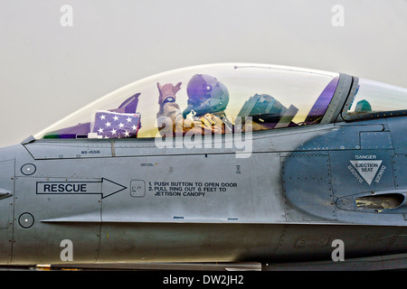 US Air Force Lt. Col. Scott Walker, un F-16 Fighting Falcon pilota di aeroplani si prepara a prendere il via dalla Bagram Airfield Febbraio 18, 2014 in Bagram, Afghanistan. Foto Stock