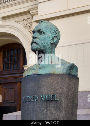 Busto di Alfred Nobel al di fuori dell'Istituto Nobel norvegese, che decide che il premio per la Pace ogni anno in Oslo Norvegia Foto Stock