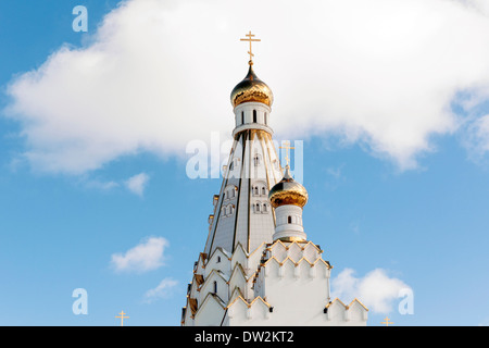 Cupole dorate della chiesa ortodossa nella città di Minsk su grande nuvola bianca Foto Stock