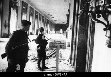 Fine della guerra a Berlino 1945 - i soldati sovietici si trovano nella Grande Sala della Cancelleria del nuovo Reich, sulla Vossstrasse a Berlino, 1945. Fotoarchiv für Zeitgeschichte - SENZA FILI Foto Stock
