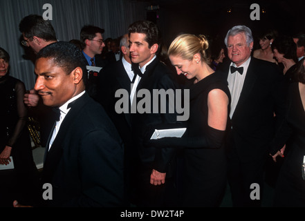 John Kennedy Jr e la moglie Carolyn Bessette-Kennedy con lo zio il senatore Ted Kennedy e sua moglie Victoria Reggie Kennedy arrivare per la cena di Stato per il primo ministro britannico Tony Blair, 5 febbraio 1998 presso la Casa Bianca di Washington, DC. Foto Stock