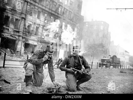 Fine della guerra a Berlino 1945 - i soldati sovietici assicurano il collegamento di comunicazione mentre le lotte contro Frankfurter Allee sono in corso durante l'avanzata dell'Armata Rossa nelle strade di Berlino, aprile 1945. Fotoarchiv für Zeitgeschichte - SENZA FILI Foto Stock