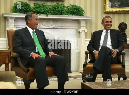 Washington, DC, Stati Uniti d'America. 25 feb 2014. Il Presidente degli Stati Uniti Barack Obama (R) si riunisce con le casse degli Stati Uniti Casa di Representstivers John Boehner (repubblicano di Ohio, L) nell'Ufficio Ovale della Casa Bianca di Washington, DC, Stati Uniti d'America, 25 febbraio 2014. Il presidente Obama e Boehner altoparlante si sono incontrati per discutere argomenti di loro top priorità legislative. Credito: Alex Wong / Pool via CNP/dpa/Alamy Live News Foto Stock