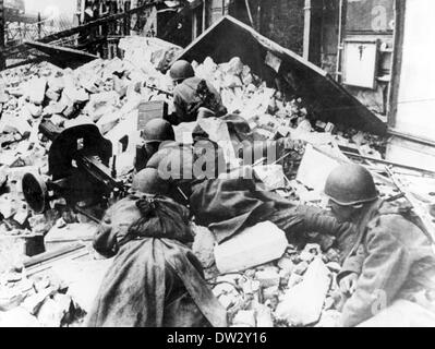 Fine della guerra a Berlino 1945 - i soldati sovietici dell'esercito delle Guardie del 8th detengono una mitragliatrice durante l'avanzata dell'esercito rosso nelle strade di Berlino, vicino alla stazione di Anhalter Bahnhof, il 28 aprile 1945. Fotoarchiv für Zeitgeschichte - SENZA FILI Foto Stock
