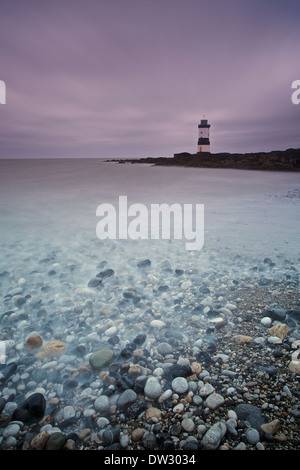 Trwyn Du Lighthouse vicino a Penmon, Anglesey, Galles del Nord, Regno Unito. Foto Stock