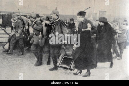 La foto scattata dalla Berliner Illustrirten Zeitung (Berlino giornale illustrato) da 1915 mostra arrivo di riservisti per rifornire la parte anteriore. La didascalia originale recita: " fresche truppe al fronte: partenza delle truppe di riserva da un Berlin stazione ferroviaria." Foto: Berlin Verlag / Archivio - NESSUN SERVIZIO DI FILO Foto Stock