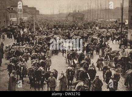 I soldati tedeschi si riuniscono nel porto di Liepaja (tedesco: Libau), Lettonia, 08 maggio 1915. La didascalia originale recita: "piazza del porto di Libau dopo l'occupazione della città dalle truppe tedesche il 08 maggio 1915." Foto: Sammlung Sauer - NESSUN SERVIZIO DI FILO Foto Stock