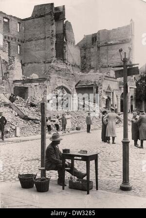 Una scena di strada nella città distrutta di Johannisburg, oggi Pisz, Polonia dopo che l'esercito tedesco ha riconquistato la città nel 1915. La città fu occupata dalle truppe russe da settembre 1914 fino a febbraio 1915. Fotoarchiv für Zeitgeschichtee - NESSUN SERVIZIO DI CABLAGGIO Foto Stock