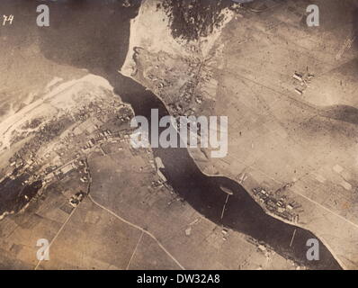 Una foto aerea di Salacgriva (in tedesco: Salismuende) alla foce del fiume Salaca nell'Impero russo (oggi in Lettonia) durante la prima guerra mondiale, data sconosciuta. Fotoarchiv für Zeitgeschichtee - NESSUN SERVIZIO DI CABLAGGIO Foto Stock