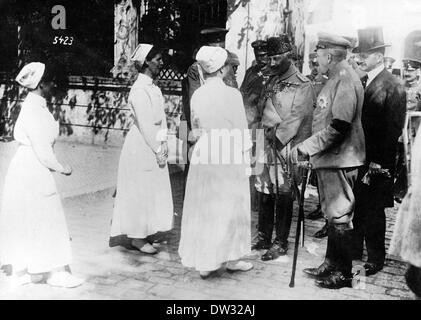 Kaiser Wilhelm II come maresciallo turco parla con infermieri tedeschi nella moschea di Hagia Sophia a Costantinopoli (Istanbul dal 1930), ottobre 1917. Fotoarchiv für Zeitgeschichte - SENZA FILI Foto Stock
