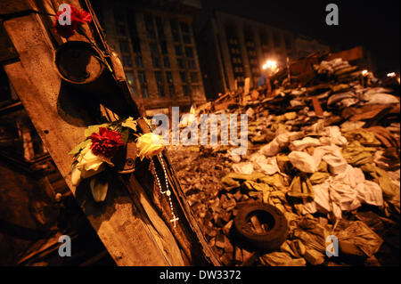 (140226) -- KIEV, Feb 26, 2014 (Xinhua) -- Fiori e un ornamento della croce sono visto su una barricata sulla piazza Indipendenza a Kiev, capitale dell'Ucraina, nel febbraio 24, 2014. (Xinhua/Dai Tianfang) Foto Stock