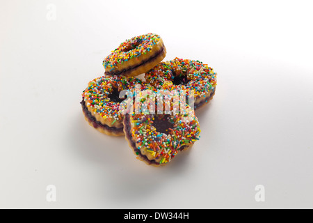 Cospargete i biscotti con jelly Foto Stock