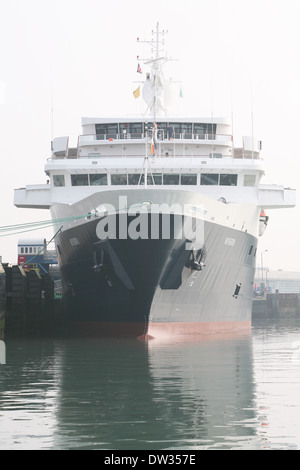 MS Minerva, una nave da crociera di proprietà di Swan Hellenic accanto a Portsmouth, Hampshire, Inghilterra. Foto Stock