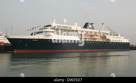 MS Minerva, una nave da crociera di proprietà di Swan Hellenic accanto a Portsmouth, Hampshire, Inghilterra. Foto Stock