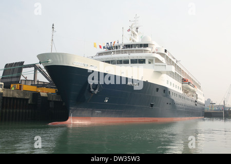 MS Minerva, una nave da crociera di proprietà di Swan Hellenic accanto a Portsmouth, Hampshire, Inghilterra. Foto Stock