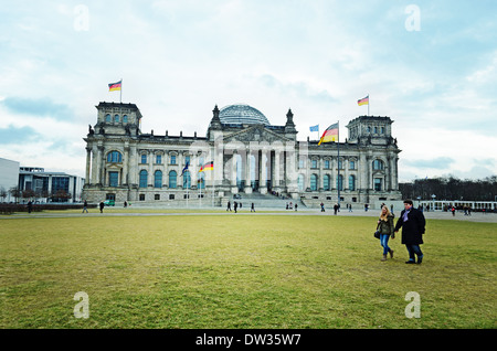 Immagine del Reichstag a Berlino, Germania. I turisti e i pedoni sono presenti. Foto Stock