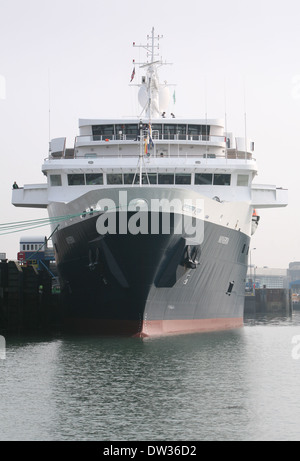 MS Minerva, una nave da crociera di proprietà di Swan Hellenic accanto a Portsmouth, Hampshire, Inghilterra. Foto Stock