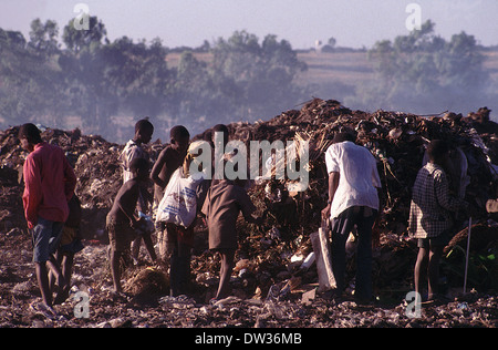 Di scavenging del popolo in una discarica per rifiuti in Beira Mozambico Foto Stock