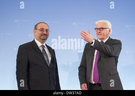 Berlino, Germania. 26 Febbraio, 2014. Il Ministro degli esteri tedesco Frank-Walter Steinmeier riceve il primo ministro del governo ad interim di Siria, Ahmad Tomed per un colloquio bilaterale e per parlare della situazione in Siria. Credito: Goncalo Silva/NurPhoto/ZUMAPRESS.com/Alamy Live News Foto Stock