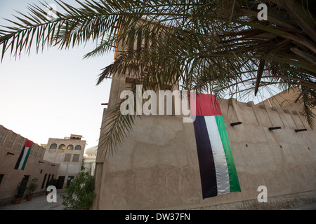Bandiera degli Emirati Arabi Uniti vola su un edificio in Dubai Emirati Arabi Uniti Foto Stock