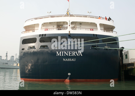 MS Minerva, una nave da crociera di proprietà di Swan Hellenic accanto a Portsmouth, Hampshire, Inghilterra. Foto Stock