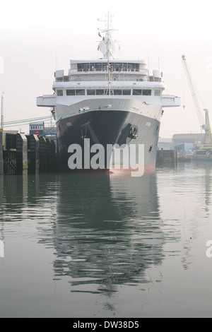 MS Minerva, una nave da crociera di proprietà di Swan Hellenic accanto a Portsmouth, Hampshire, Inghilterra. Foto Stock