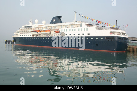 MS Minerva, una nave da crociera di proprietà di Swan Hellenic accanto a Portsmouth, Hampshire, Inghilterra. Foto Stock