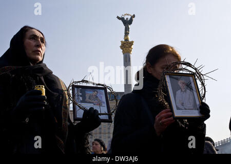 Kiev, Ucraina. Il 26 febbraio 2014. Le famiglie delle vittime dei recenti episodi di violenza a Kiev, marzo attraverso la Euromaidan camp per una cerimonia in onore delle vittime. Credito: Jay Shaw-Baker/Alamy Live News Foto Stock