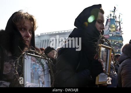 Kiev, Ucraina. Il 26 febbraio 2014. Le famiglie delle vittime dei recenti episodi di violenza a Kiev, marzo attraverso la Euromaidan camp per una cerimonia in onore delle vittime. Credito: Jay Shaw-Baker/Alamy Live News Foto Stock