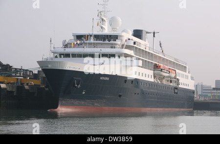 MS Minerva, una nave da crociera di proprietà di Swan Hellenic accanto a Portsmouth, Hampshire, Inghilterra. Foto Stock