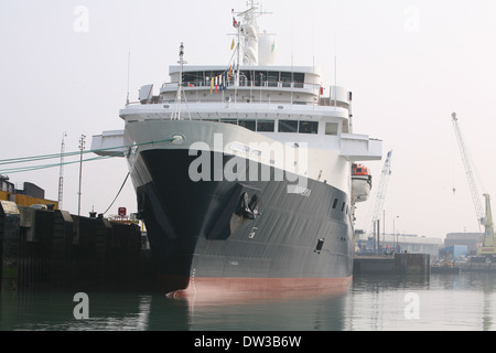 MS Minerva, una nave da crociera di proprietà di Swan Hellenic accanto a Portsmouth, Hampshire, Inghilterra. Foto Stock