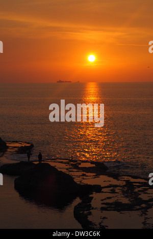 2 gli uomini la pesca al tramonto in acri, Akko, Israele Foto Stock