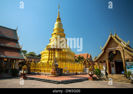 Stile Lanna chedi Wat Phra That Hariphunchai tempio, Lamphun, Chiang Mai, Thailandia Foto Stock