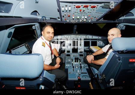 I piloti di aeromobili Airbus A-320 in pozzetto, dall'Aeroporto di Sharjah, Sharjah (emirato), Emirati arabi uniti Foto Stock