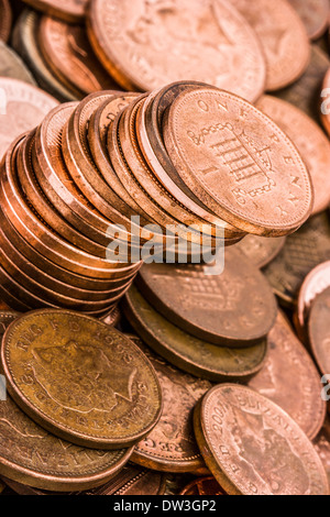 British neanche un centesimo e due penny monete di rame. Un extreme close-up di denaro shot in corrispondenza di un angolo. Foto Stock