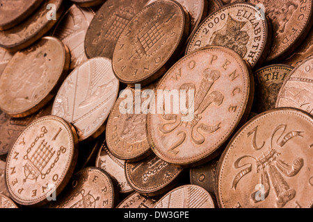 British neanche un centesimo e due penny monete di rame. Un extreme close-up di denaro shot in corrispondenza di un angolo. Foto Stock