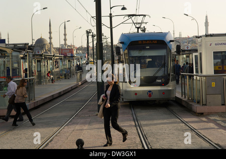 Karikoy Fermata del Tram Istanbul Turchia Foto Stock