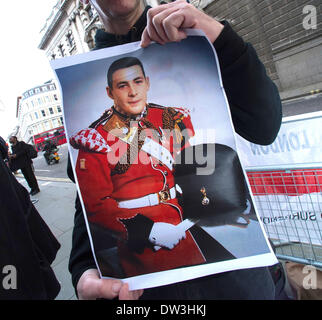 Londra, UK, UK. 26 Febbraio, 2014. Il controverso della Difesa inglese League attendere al di fuori del Vecchio Bailey come un giudice è dovuto alla frase i due uomini che hanno ucciso soldato Lee Rigby vicino a Woolwich caserma nel sud-est Londra Credito: Gail Orenstein/ZUMAPRESS.com/Alamy Live News Foto Stock