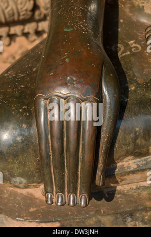 La mano di bronzo seduto statua del Buddha, alla Haw Phra Kaew, il Tempio del Buddha di Smeraldo, Vientiane, Laos Foto Stock