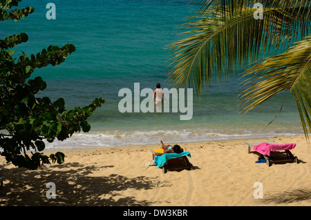 Turisti femmina sulla spiaggia di magazzino. Grenada. Caraibi Foto Stock