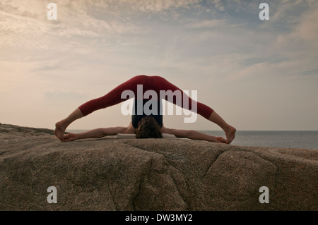 Iyengar Yoga istruttore dimostra Supta Konasana (invertito). Foto Stock