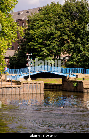 Blue Bridge sul fiume Foss in York dove incontra il fiume Ouse Foto Stock