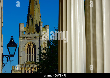 La chiesa di Tutti i Santi visto dalla collina del granaio. Stamford. England's finest Georgian stone town. Lincolnshire. In Inghilterra. Regno Unito Foto Stock