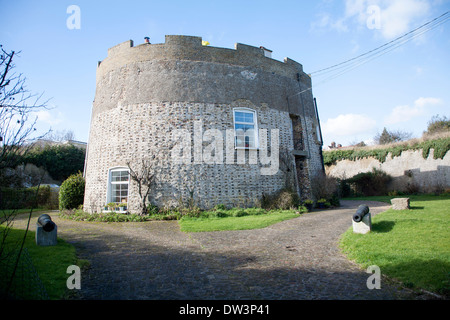 Martello Tower Q risalenti alla Guerra Napoleonica convertiti in immobili residenziali, Felixstowe, Suffolk, Inghilterra Foto Stock