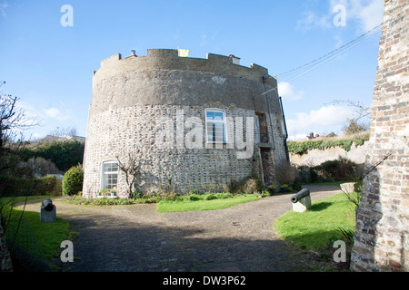 Martello Tower Q risalenti alla Guerra Napoleonica convertiti in immobili residenziali, Felixstowe, Suffolk, Inghilterra Foto Stock