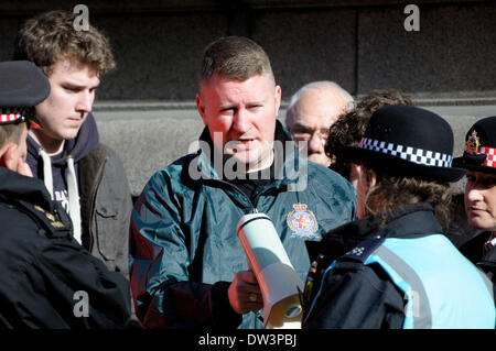 Paul Golding, presidente del "Gran Bretagna prima' alla Lee Rigby omicidio condanna di prova - Old Bailey 26 Feb 2014. A destra i gruppi di campagna per la reintroduzione della pena di morte e contro il 'Islamification di Gran Bretagna' come la frase è dato in tribunale. Foto Stock