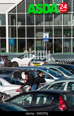 Supermercato Asda e parcheggio 24 ore Foto Stock